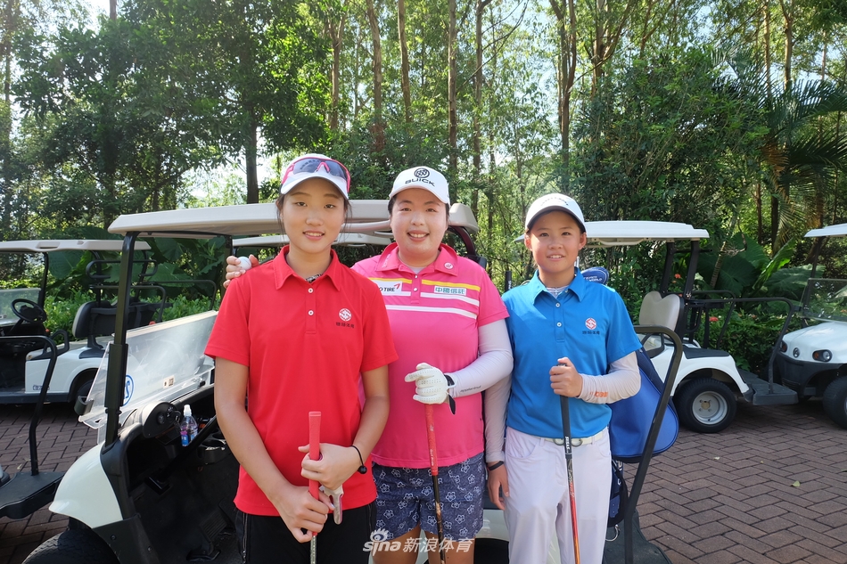 冯珊珊在练习场亲自挥杆示范，动作流畅而标准，为周围的小球员们展示了职业级挥杆的典范。