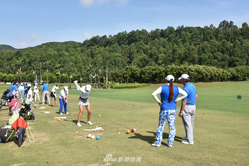 冯珊珊面带极具感染力的开朗笑容，与一群围拢的小球员开心合影，孩子们的脸上洋溢着见到偶像的喜悦与激动。