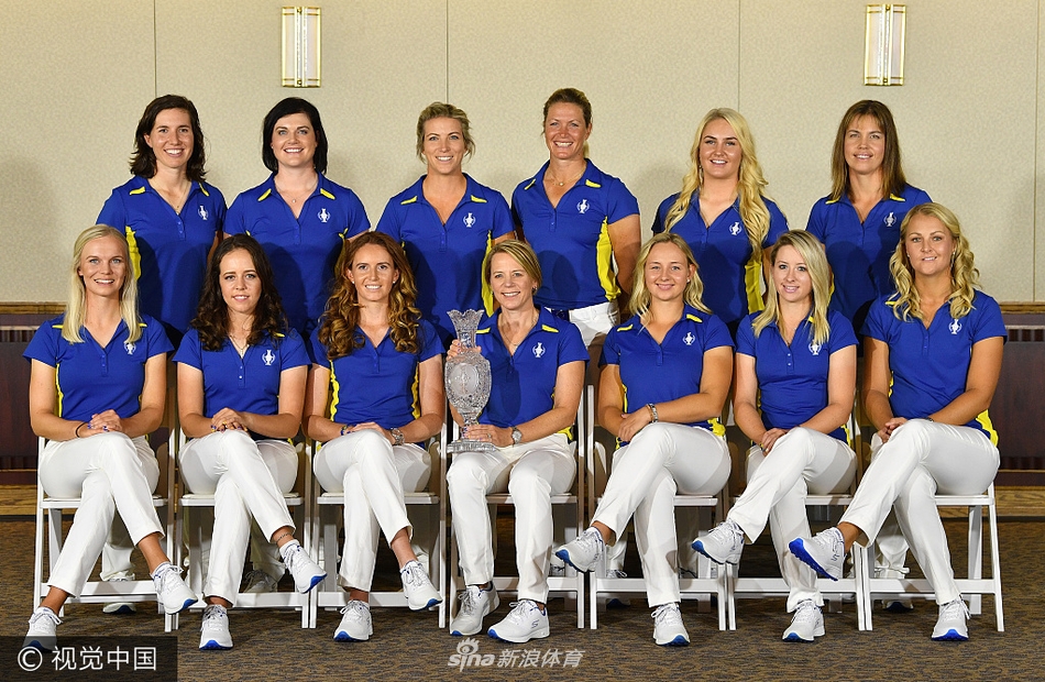 欧洲队传奇队长安妮卡·索伦斯坦与队员亲切交流，展现领袖风范