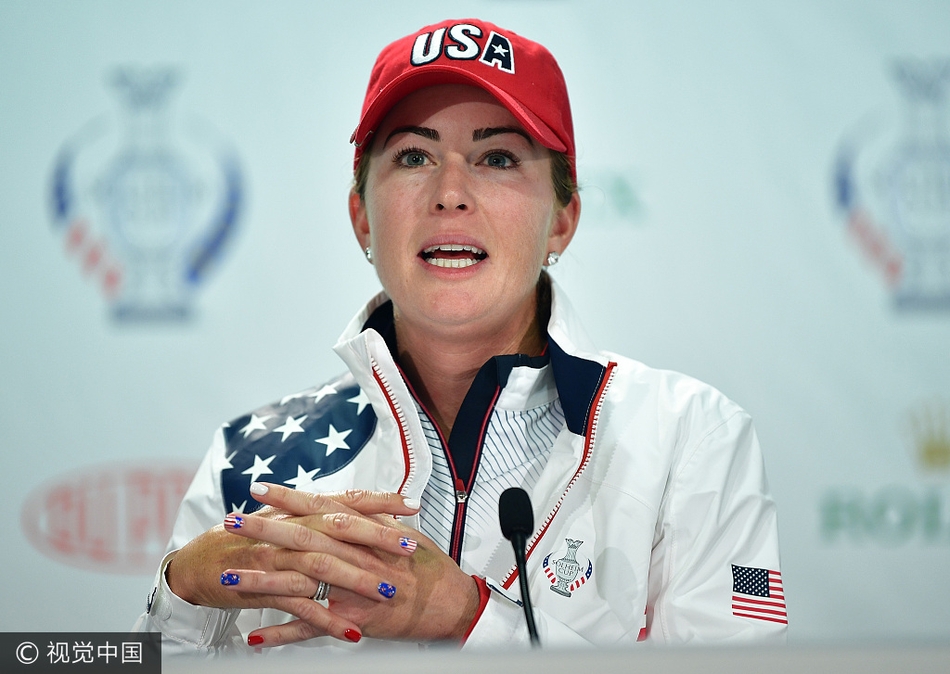 美国队全体成员身着队服精神抖擞，在乡村俱乐部草坪上拍摄冠军气势合影