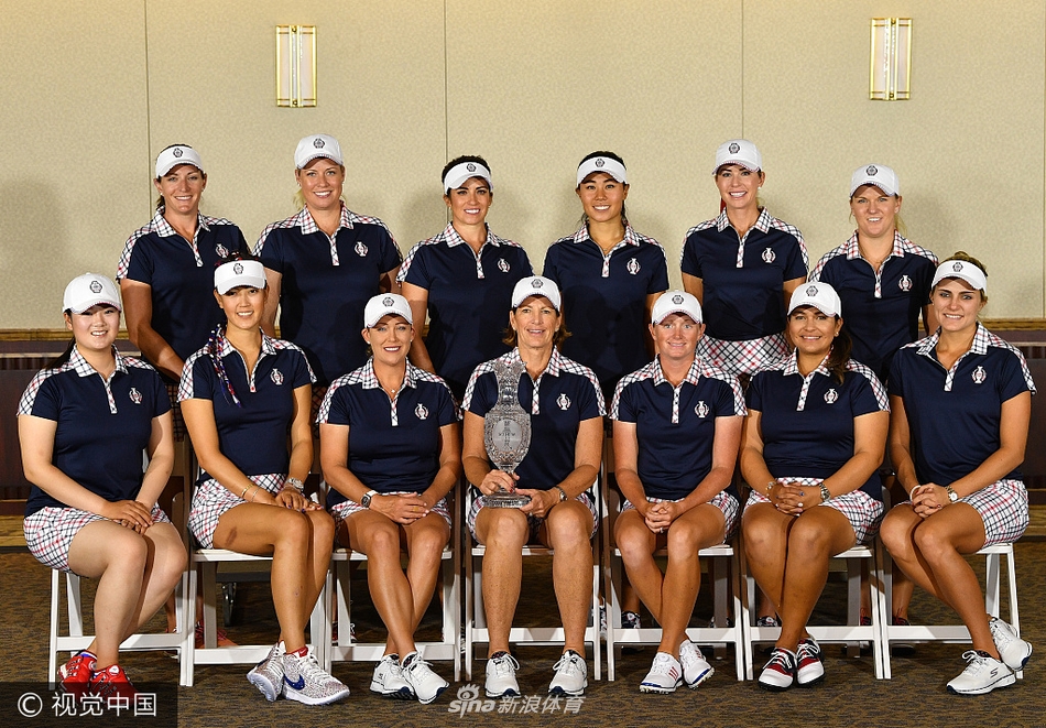 欧洲队队员们聚精会神聆听队长战术安排，展现出严明的团队纪律