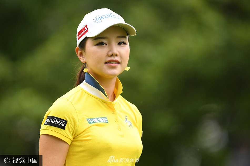 石昱婷在似鸟家具赛首轮中,面对镜头露出标志性的开朗笑容,展现从容心态。