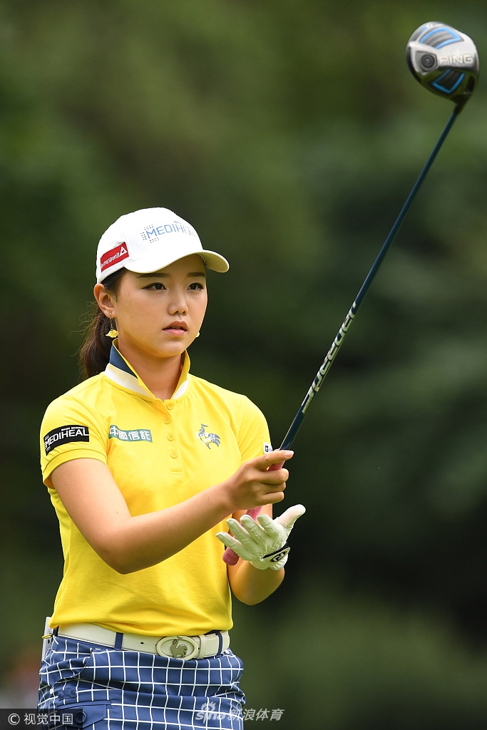 石昱婷在果岭边凝神瞄准,全神贯注地准备关键一切,力求将球送至洞杯附近。