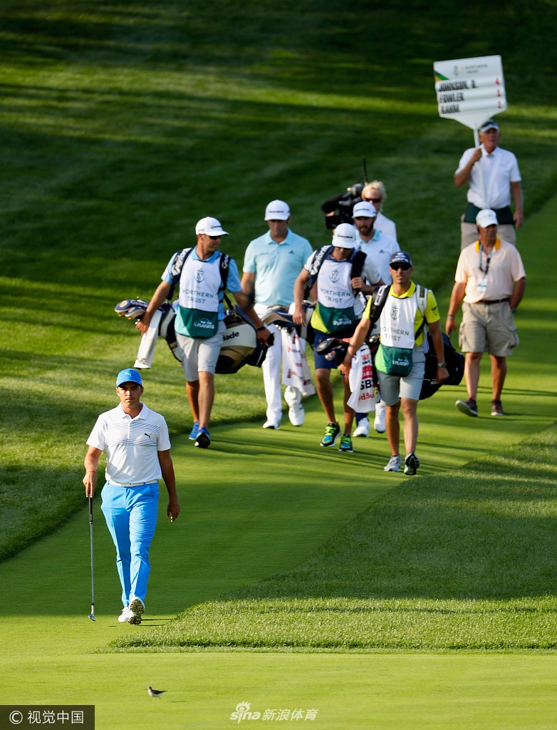 橡树幽谷俱乐部全景，起伏的球道与果岭在阳光下景色如画，挑战暗藏其中