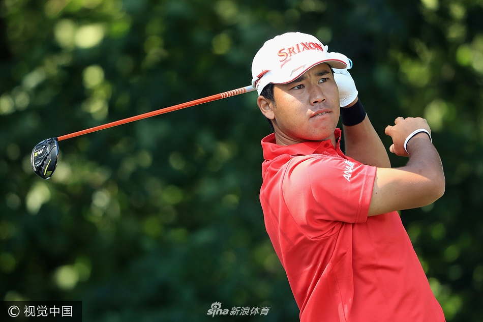 罗里·麦克罗伊在长草中艰难寻找击球路线，面露沉思与挑战之色