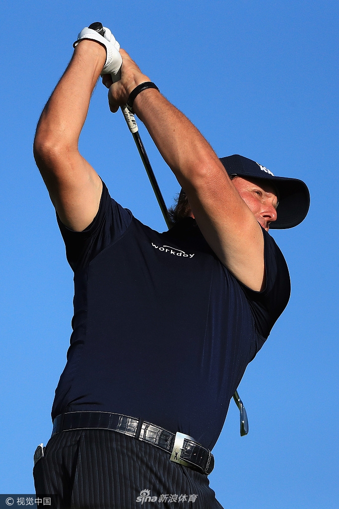 瑞典名将亨利克·斯滕森推进关键推杆后激动握拳庆祝，尽显冠军斗志