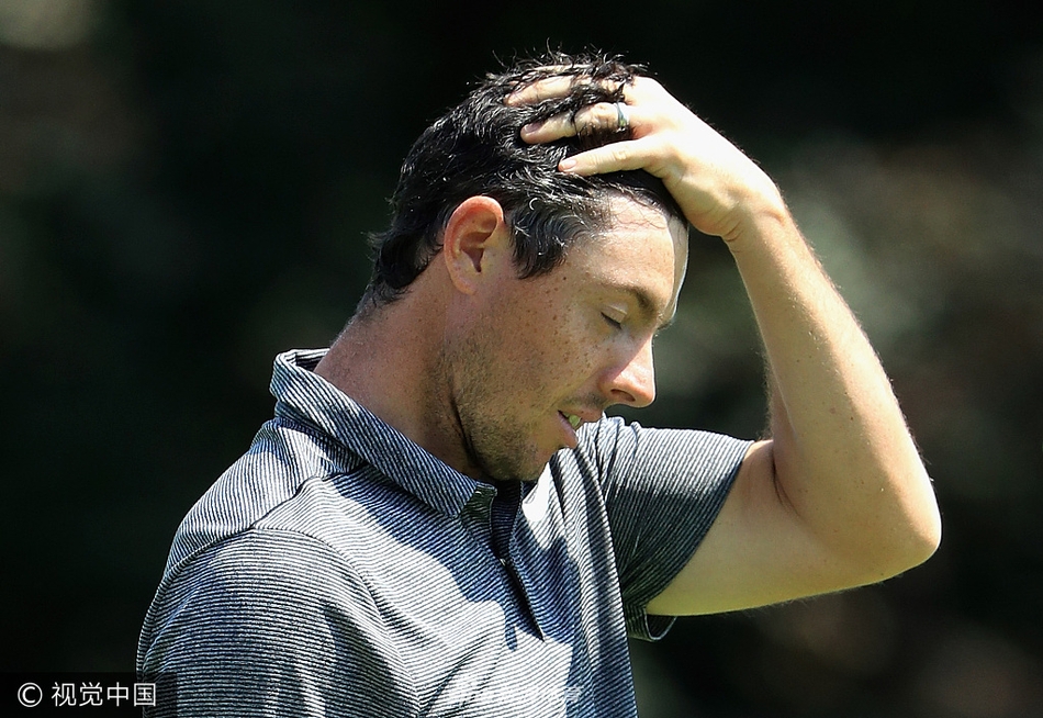 乔丹·斯皮思在沙坑中完成一次漂亮的救球，沙砾飞扬瞬间充满力量感