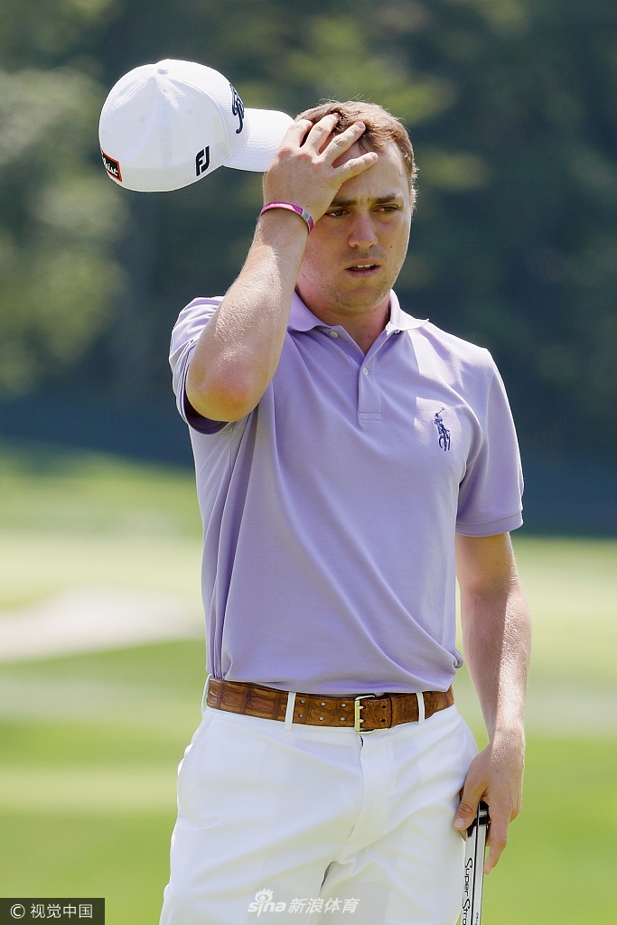 贾斯汀·托马斯与里奇·福勒在首轮比赛中同组出发，两人在球道上并肩前行交流