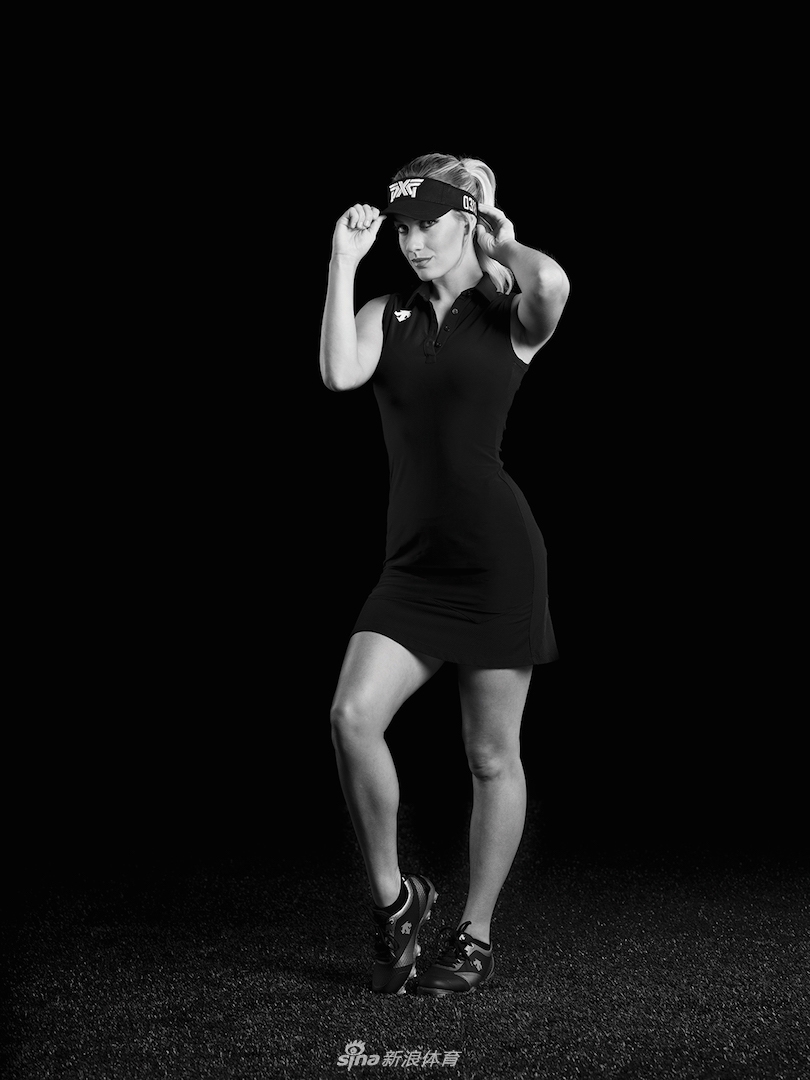 佩琪身穿PXG时尚高尔夫服饰,在球场沙坑中优雅挥杆,展现力量与美感