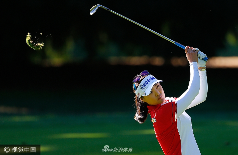 赛事观众聚集在果岭周围，聚精会神地观看球员推杆，现场气氛既紧张又充满期待。