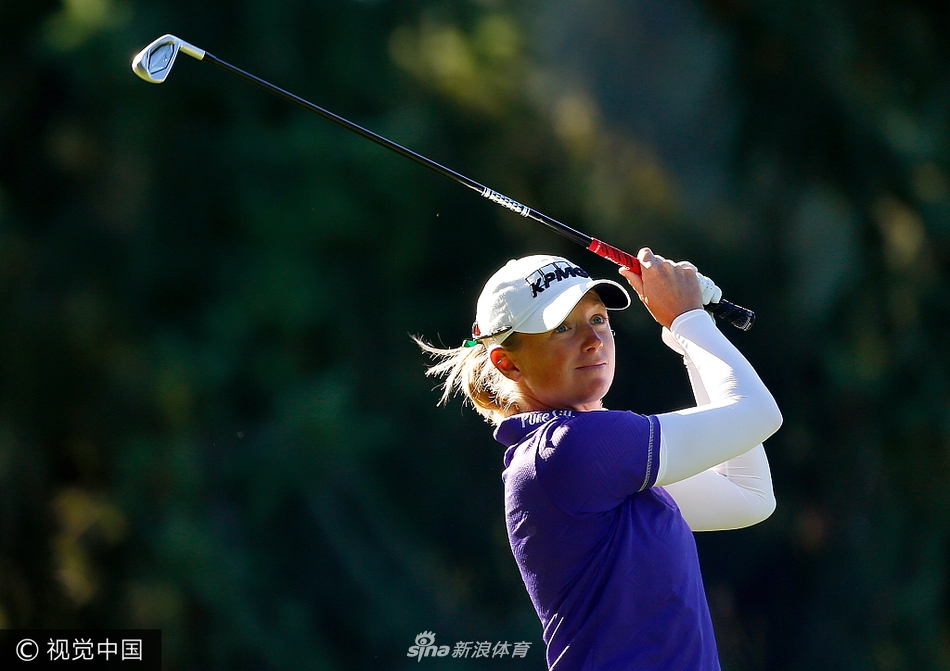 莱克西-汤普森在长草中沉着应对困难球位，展现其强大的击球力量与不服输的竞技精神。