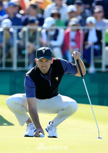 查尔·舒瓦泽尔在沙坑中救球，沙砾飞溅的瞬间展现了他出色的短杆技术与临场应变能力。