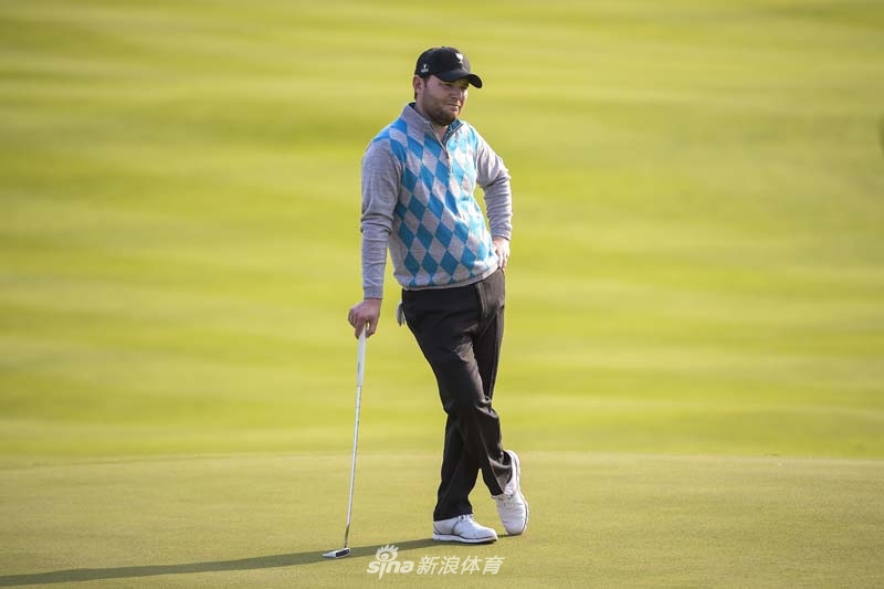 南非名将布兰登·格雷斯在攻果岭时与球童认真交流，商讨着如何克服眼前的挑战。