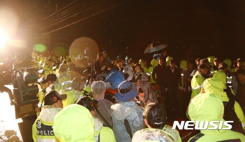 大批全副武装的防暴警察组成严密人墙，封锁了通往球场的每一条道路，与抗议人群紧张对峙。