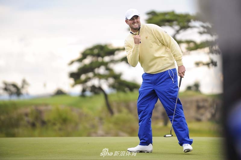 马克·利什曼大力开球，身体展现出完美的扭矩与力量释放，小白球如炮弹般穿透空气飞向远方。