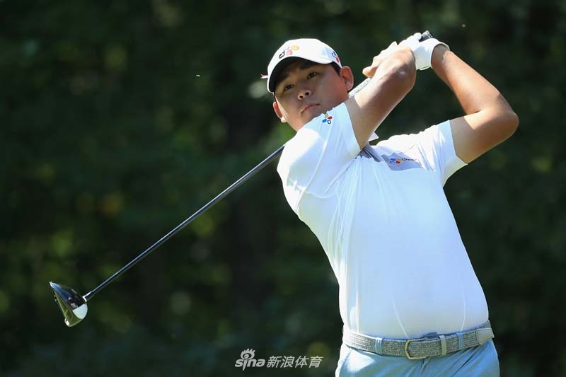 韩国新锐冠军金时沅在赛场上面带自信的微笑，年轻的脸庞上写满了初生牛犊不怕虎的冲劲与决心。