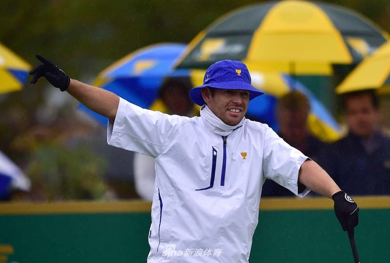 路易·乌修仁在比赛中凝神观察果岭走势，他标志性的平静眼神下，隐藏着对胜利的极度渴望。