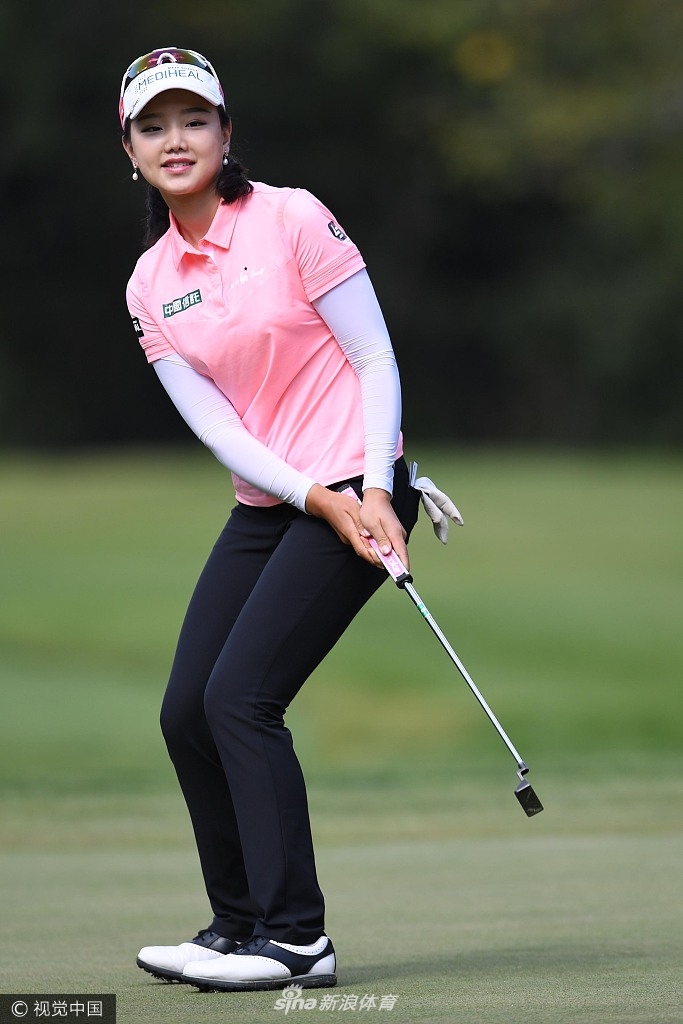 中国选手石昱婷在长草中冷静处理困难球位，展现了不屈的斗志。