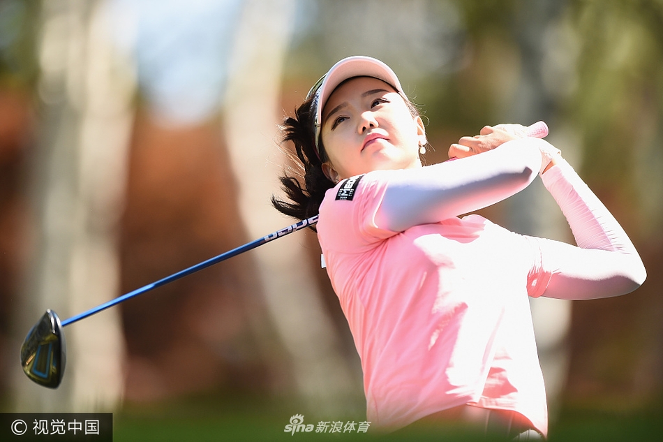 日本选手东浩子全神贯注观察果岭推杆线路，她带着领先优势进入决赛轮。