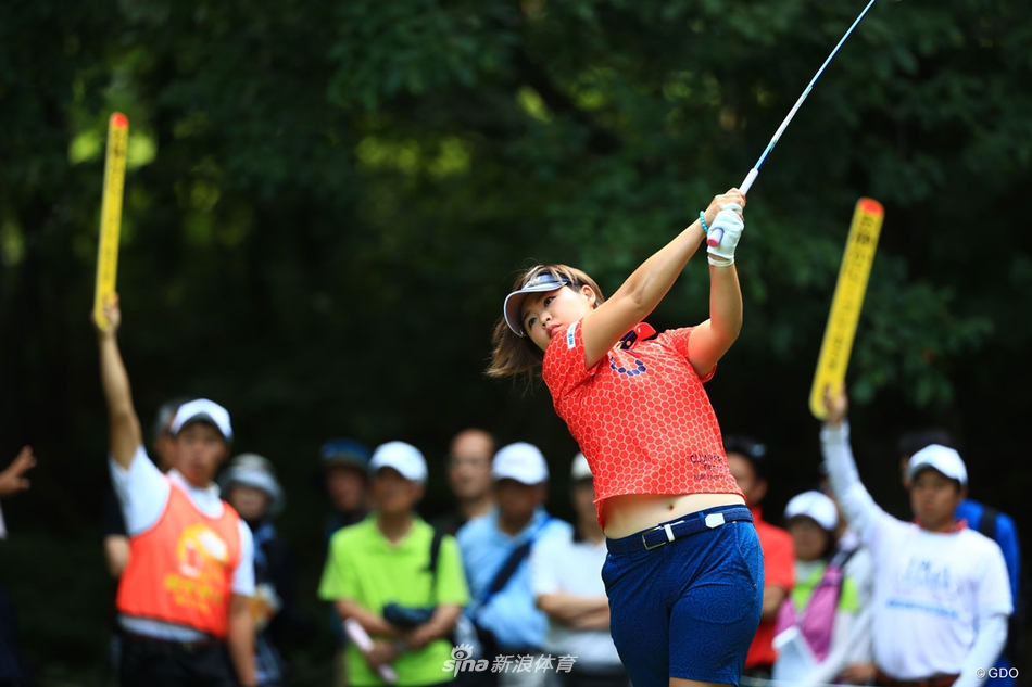 赛事气氛紧张热烈，观众聚集在果岭周围观看选手推杆，期待精彩瞬间。