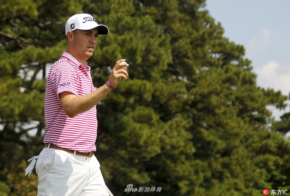 乔丹-斯皮思在关键推杆前单膝跪地，全神贯注地观察果岭复杂的草纹与坡度，眼神中充满了计算与决心