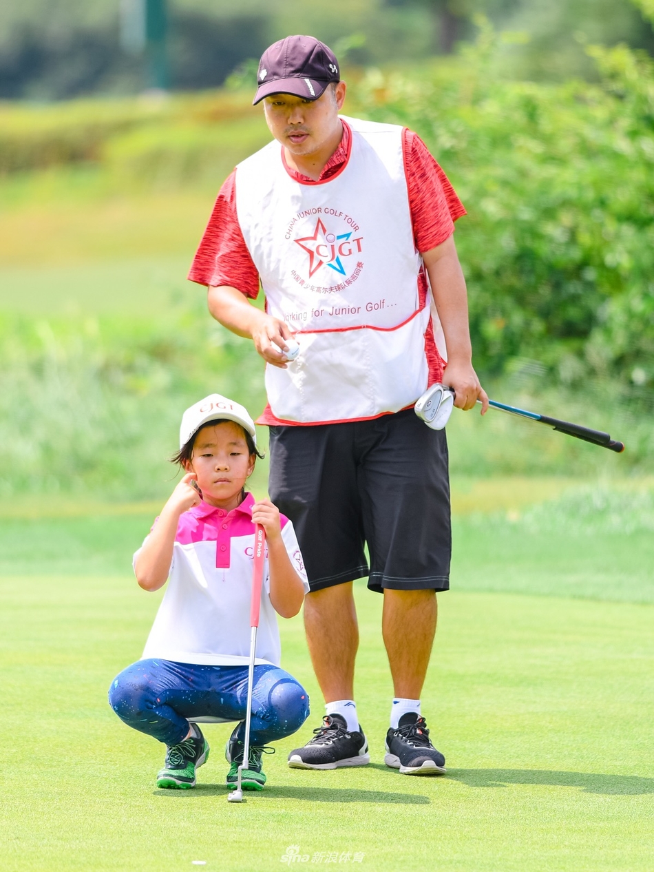父亲刘国梁细致为女儿擦拭高尔夫球杆,满是呵护与专注