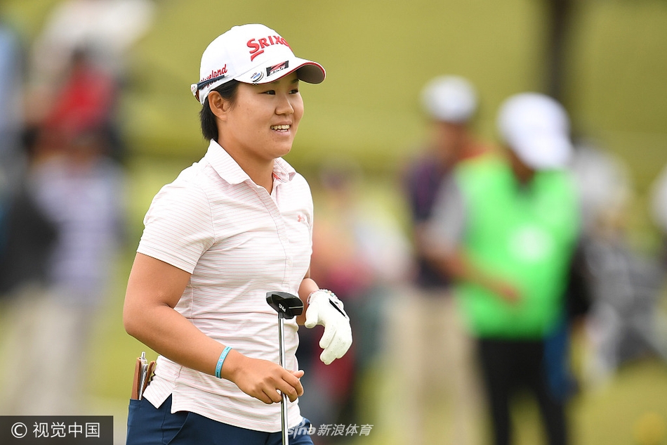 石昱婷完成推杆后沉稳收杆，凝望着小球的滚动路线