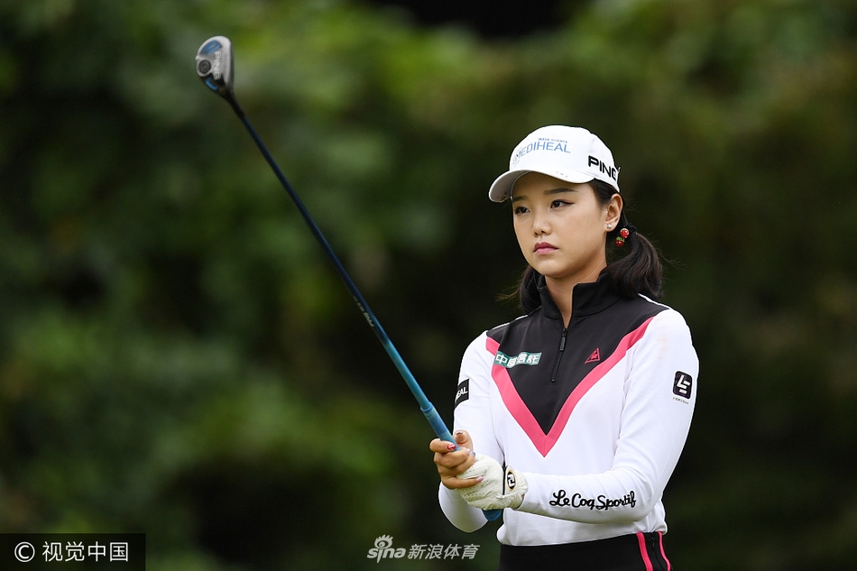 石昱婷在球道上全神贯注地瞄准目标，准备关键一击，神情严肃而专注