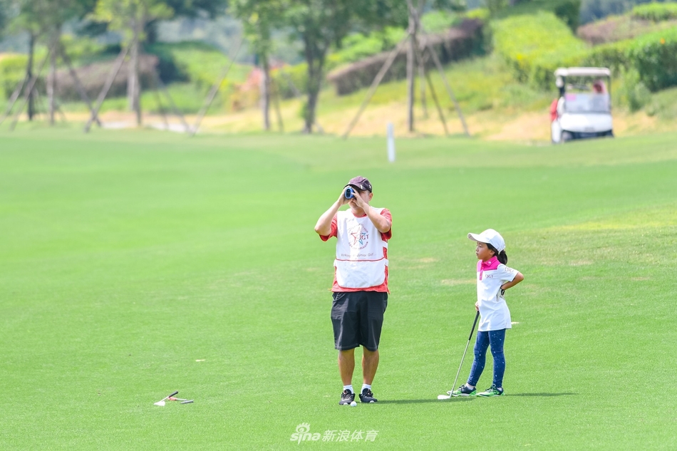 颁奖时刻刘宇婕站上冠军奖台,父亲刘国梁台下鼓掌满是自豪
