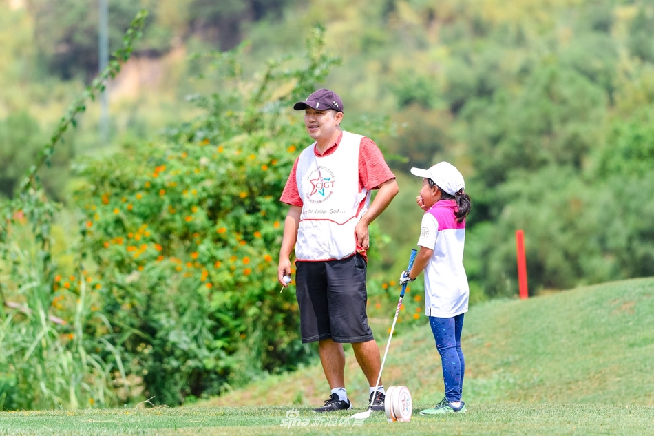 刘宇婕沉着冷静挥杆击球,动作标准尽显冠军风范