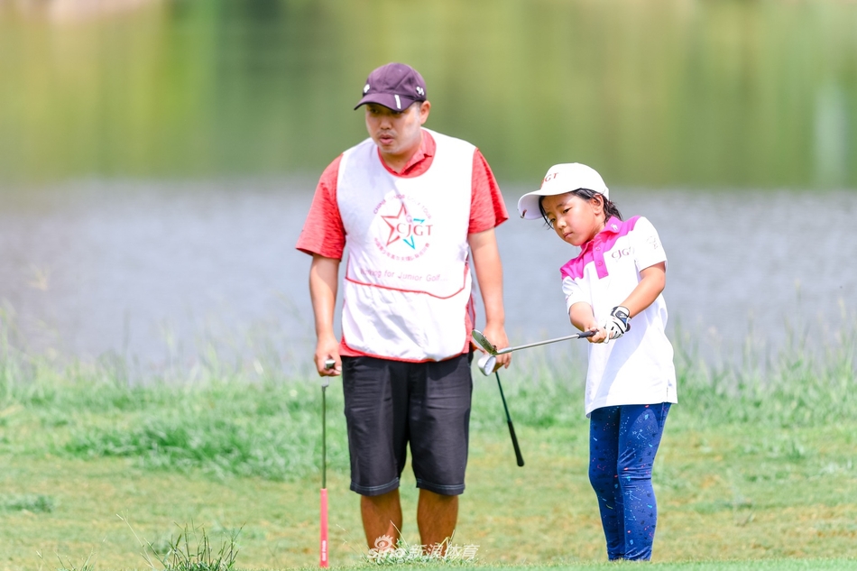 刘国梁父女赛场深情对望,父亲眼中满是专注与鼓励