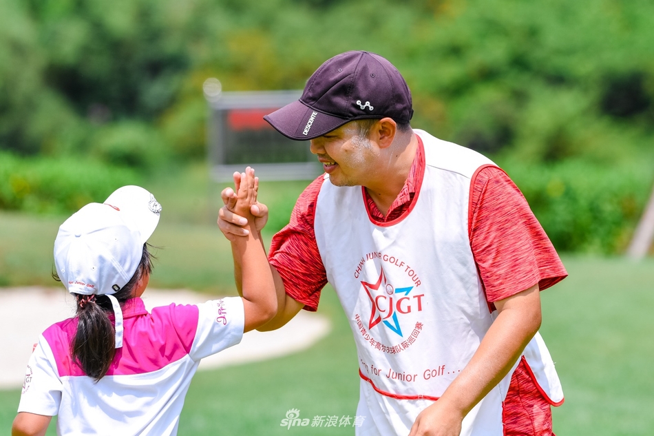 绿茵赛道上刘国梁肩背球包坚定前行,专注为女儿赛事护航