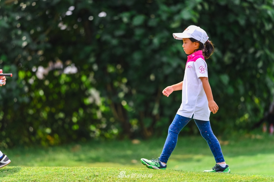 小选手刘宇婕聚精会神研判果岭推杆路线,目光如炬