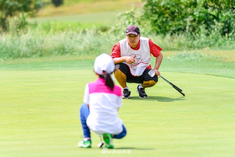 赛场边刘国梁轻抚女儿脸庞亲切交流,传递战术与关爱