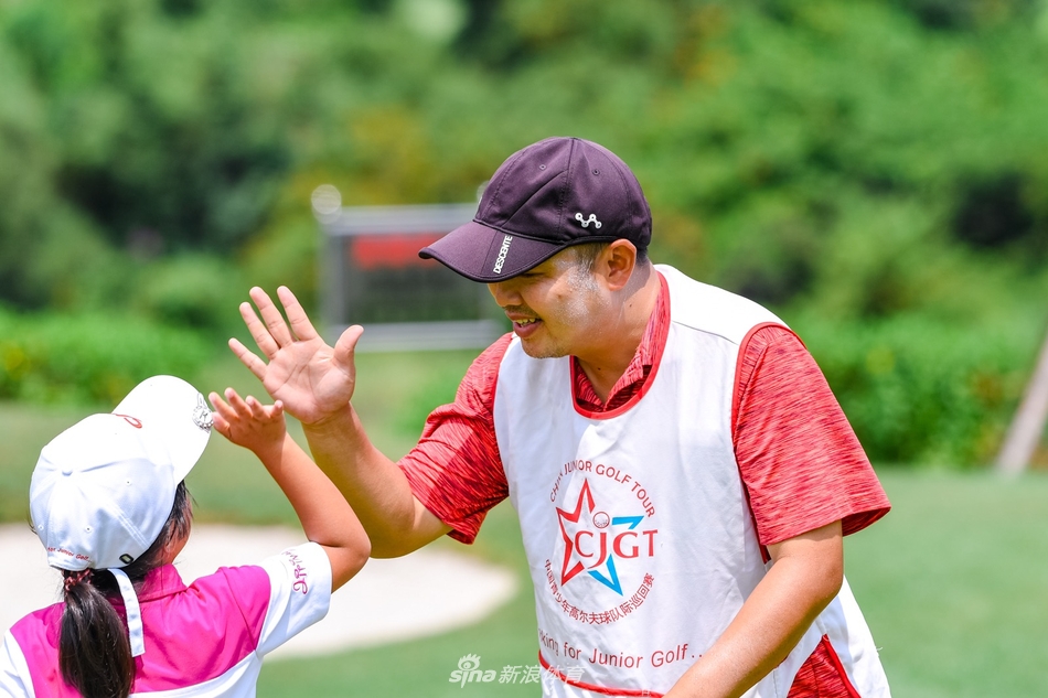 刘宇婕笑容灿烂高举冠军奖杯,父亲刘国梁在旁欣慰注视