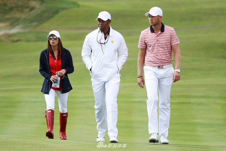 伍兹与赫尔曼在赛场人群中被镜头捕捉,两人相邻而立,共同关注着远处的比赛