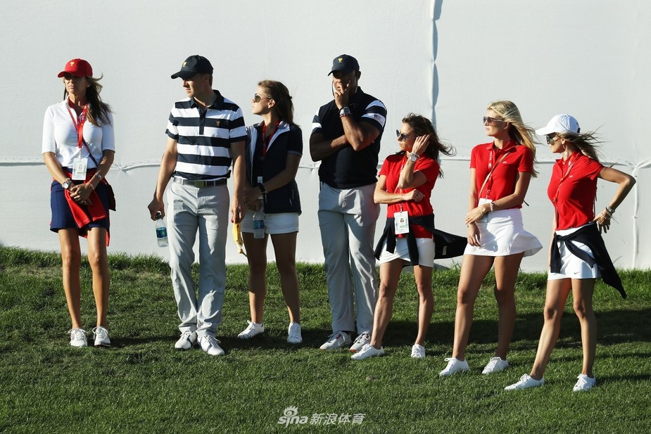 镜头特写:赫尔曼佩戴着赛事证件,专注观看比赛,神情放松自如