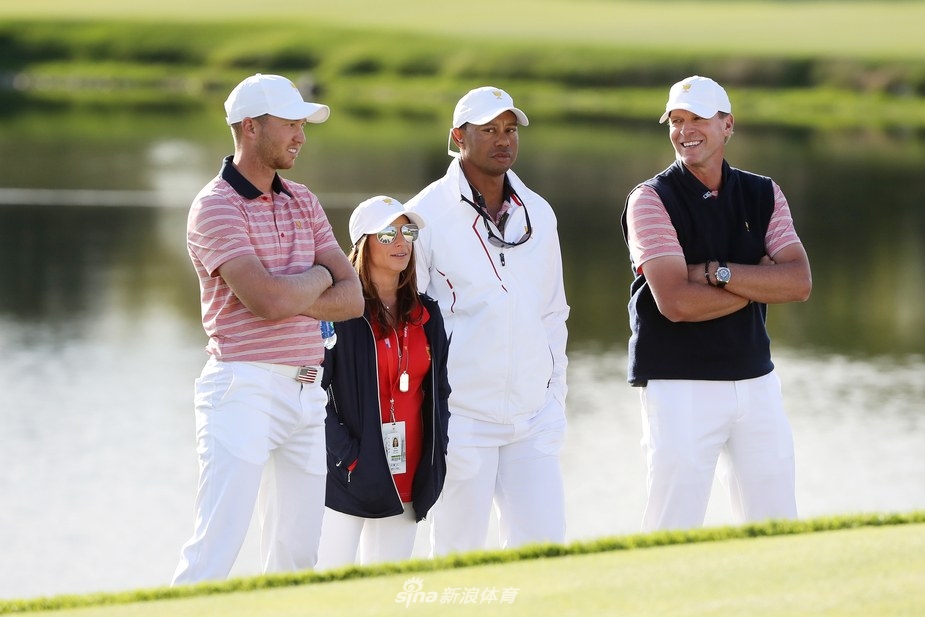 伍兹与赫尔曼在球场一隅并肩站立,阳光洒下,构成一幅宁静的画面