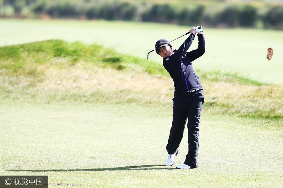 姐妹同心：亨德森与担任球童的姐姐布列塔尼在果岭上亲密相拥庆祝