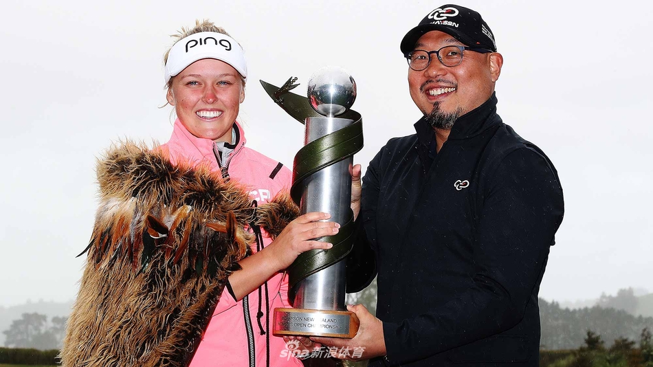 荣耀时刻：阎菁手持亚军奖盘，向观众微笑致意