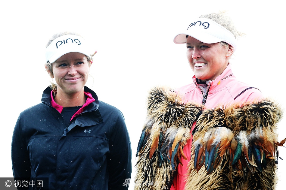 赛场掠影：高宝璟在比赛中观察球路，表情略显凝重