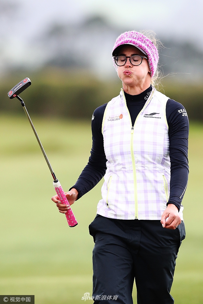 经典画面：冠军亨德森以标志性的高抛动作，将高尔夫球从沙坑中潇洒救出