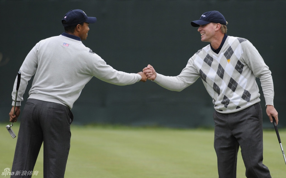 看台上座无虚席,各色国旗迎风飘扬,观众们凝神屏息注视着赛场,营造出大赛特有的紧张而热烈的氛围