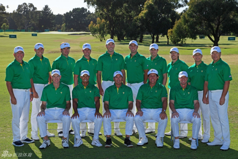 美国队核心球员在关键推杆进洞后,紧握拳头向空中奋力一挥,发出激情呐喊,释放着巨大的压力与喜悦