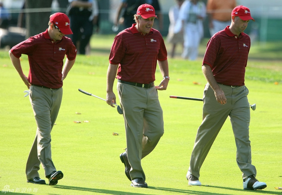 夕阳西下,球手完成最后一推后与对手握手致意,两人长长的影子投射在果岭上,显得宁静而富有体育精神