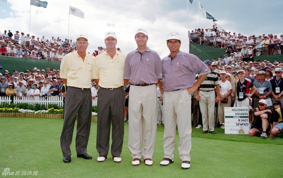 美国总统面带微笑,亲手将闪亮的总统杯冠军奖杯递给美国队队长,周围队员们的脸上写满了自豪与喜悦