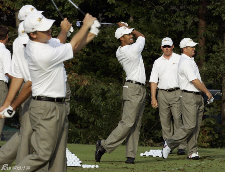 颁奖典礼上,美国队全体成员簇拥着冠军奖杯,人群沸腾,彩带漫天飞舞,汇成一片欢乐的海洋