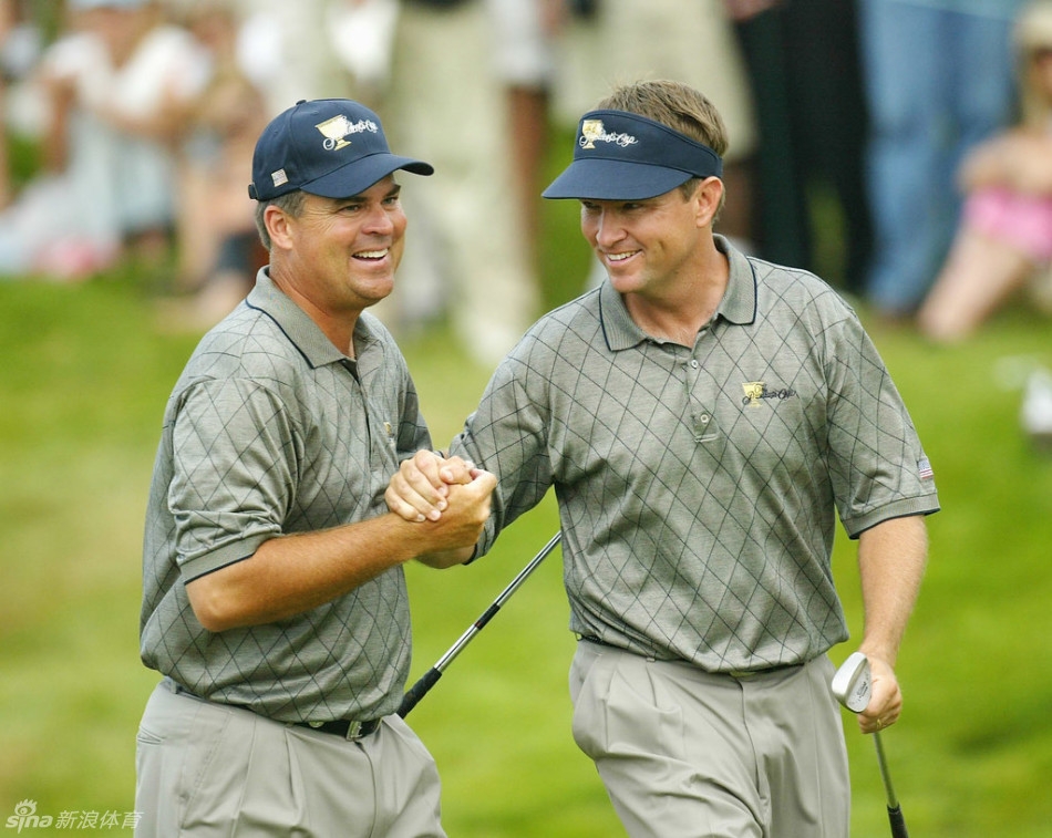 一位国际队名将面对棘手的沙坑球位,眉头微蹙,眼神中透露出专注与一丝无奈,考验着救球的技巧