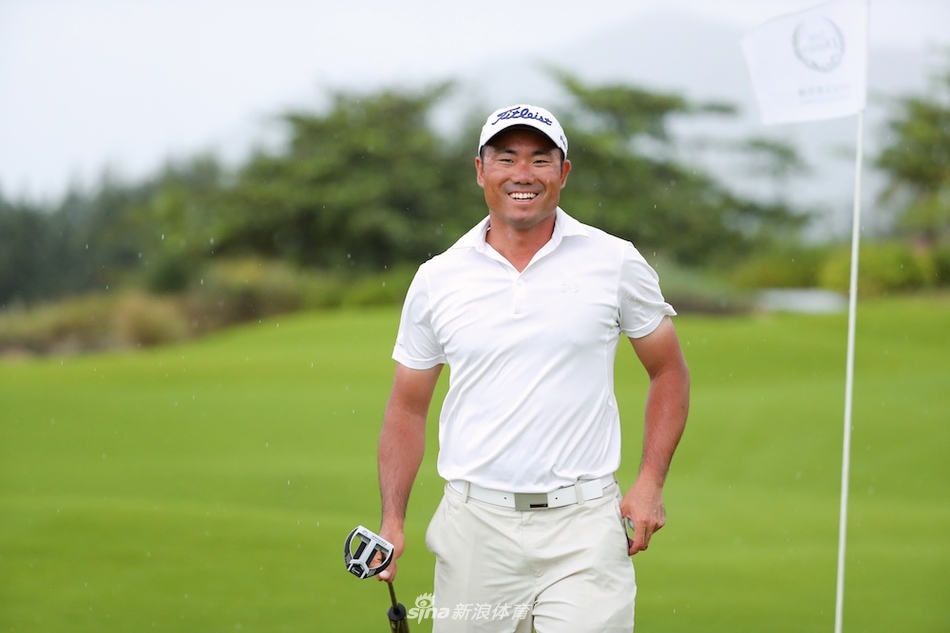 球员在果岭边缘仔细斟酌轻推的力度与角度，手握推杆神情凝重，脚下是修剪整齐的短草，胜负即将在此刻决定。