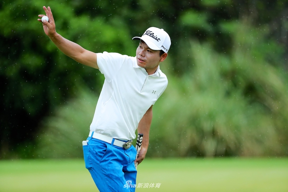 选手在沙坑障碍中精准切杆，沙粒飞扬瞬间被定格，球杆划出的弧线与球员专注的身姿展现出克服困难的专业技巧。